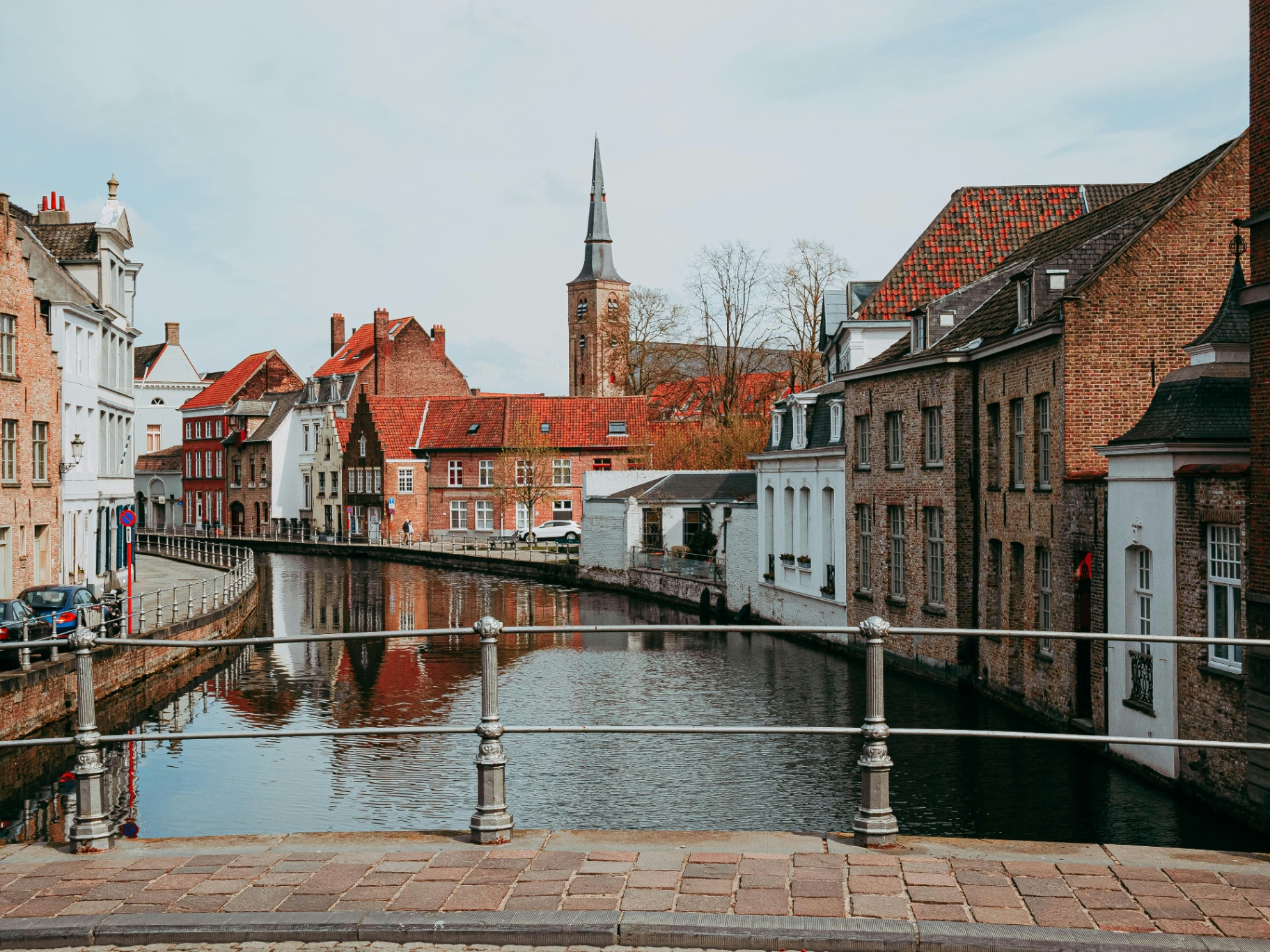 Bruges canals — Hotel Karel de Stoute